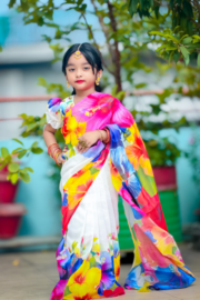 চান্দুরী সিল্ক ডিজিটাল প্রিন্টেড বেবি রেডি শাড়ি – জবা ফুলের রঙিন ডিজাইন
